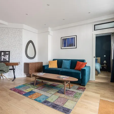 Grand Climatise 2br Avec Terrasse Paris